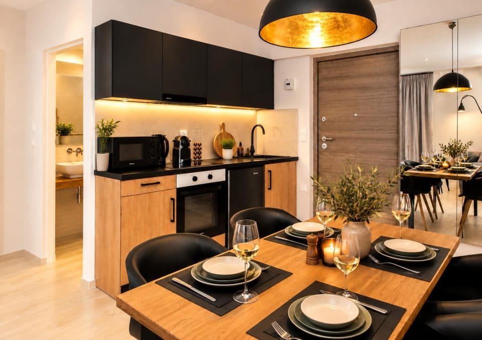 Kitchen or kitchenette, Dining area
