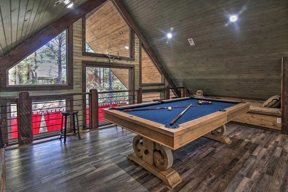 Stylish Broken Bow Cabin w/ Hot Tub + Fire Pit! Cabin in Oklahoma