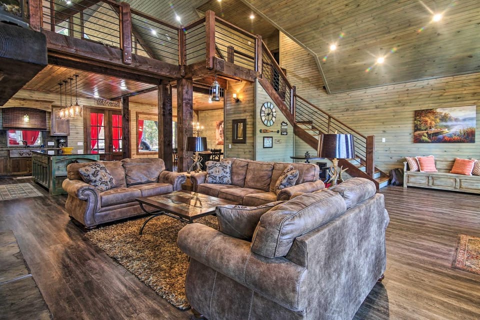 Stylish Broken Bow Cabin w/ Hot Tub + Fire Pit! Cabin in Oklahoma