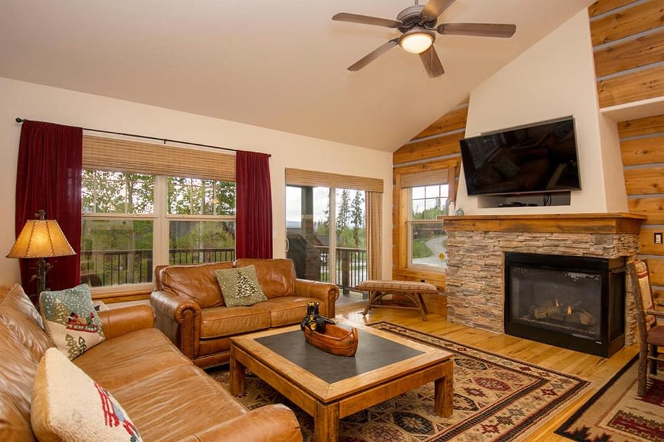 Natural landscape, TV and multimedia, Balcony/Terrace, Living room, Seating area, fireplace, furniture