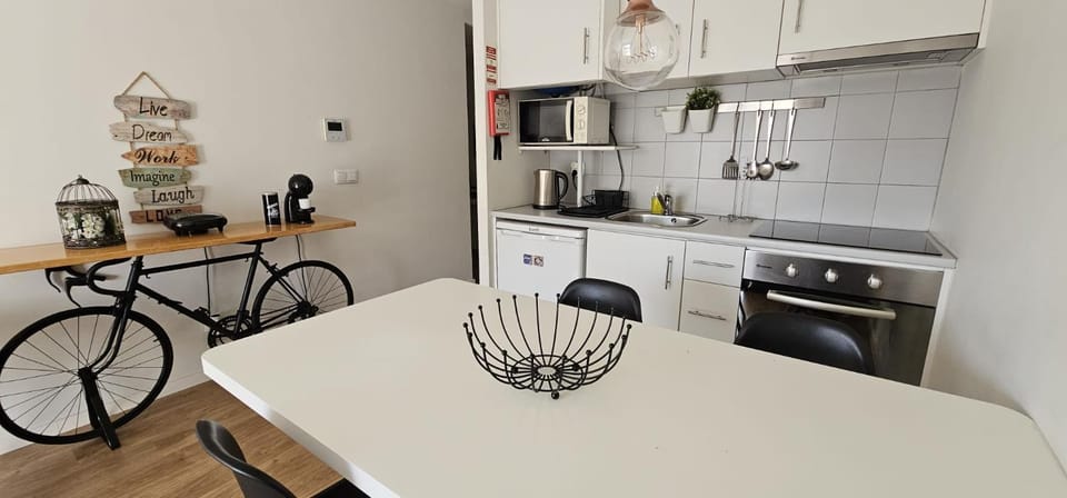 Coffee/tea facilities, Kitchen or kitchenette, stove