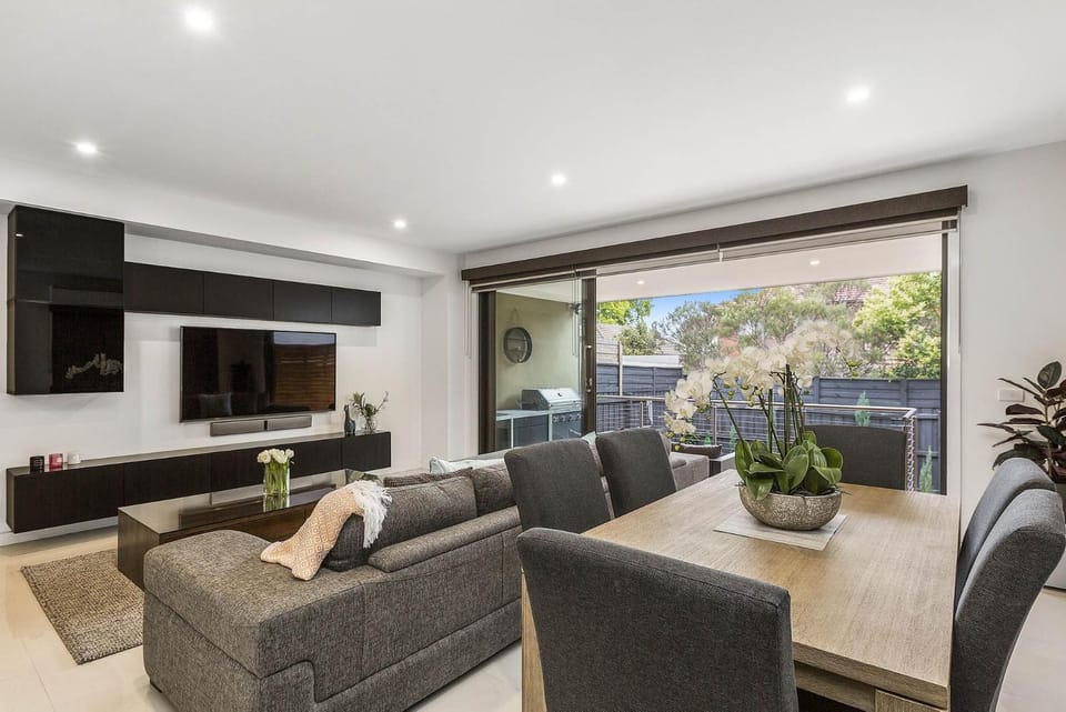 Boutique Stays - Edinburgh Place House in Melbourne