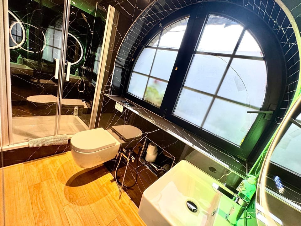 Shower, Toilet, Bathroom