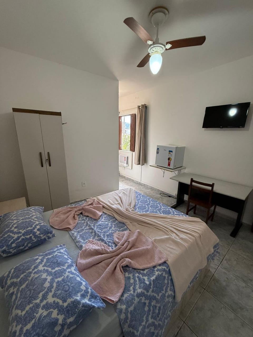 Bed, TV and multimedia, Photo of the whole room, Bedroom, air conditioner