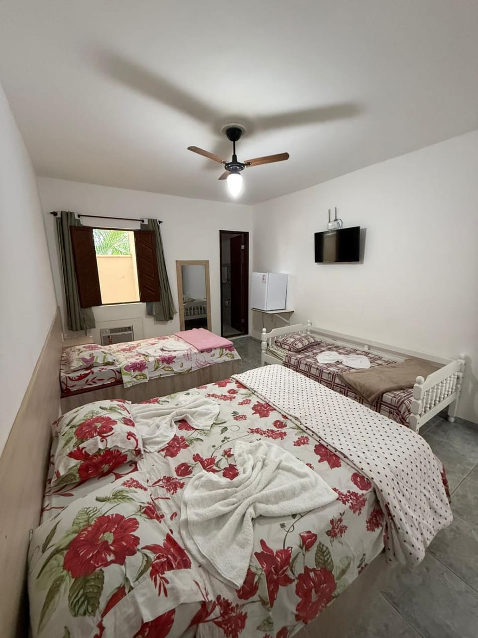 Bed, TV and multimedia, Photo of the whole room, Bedroom