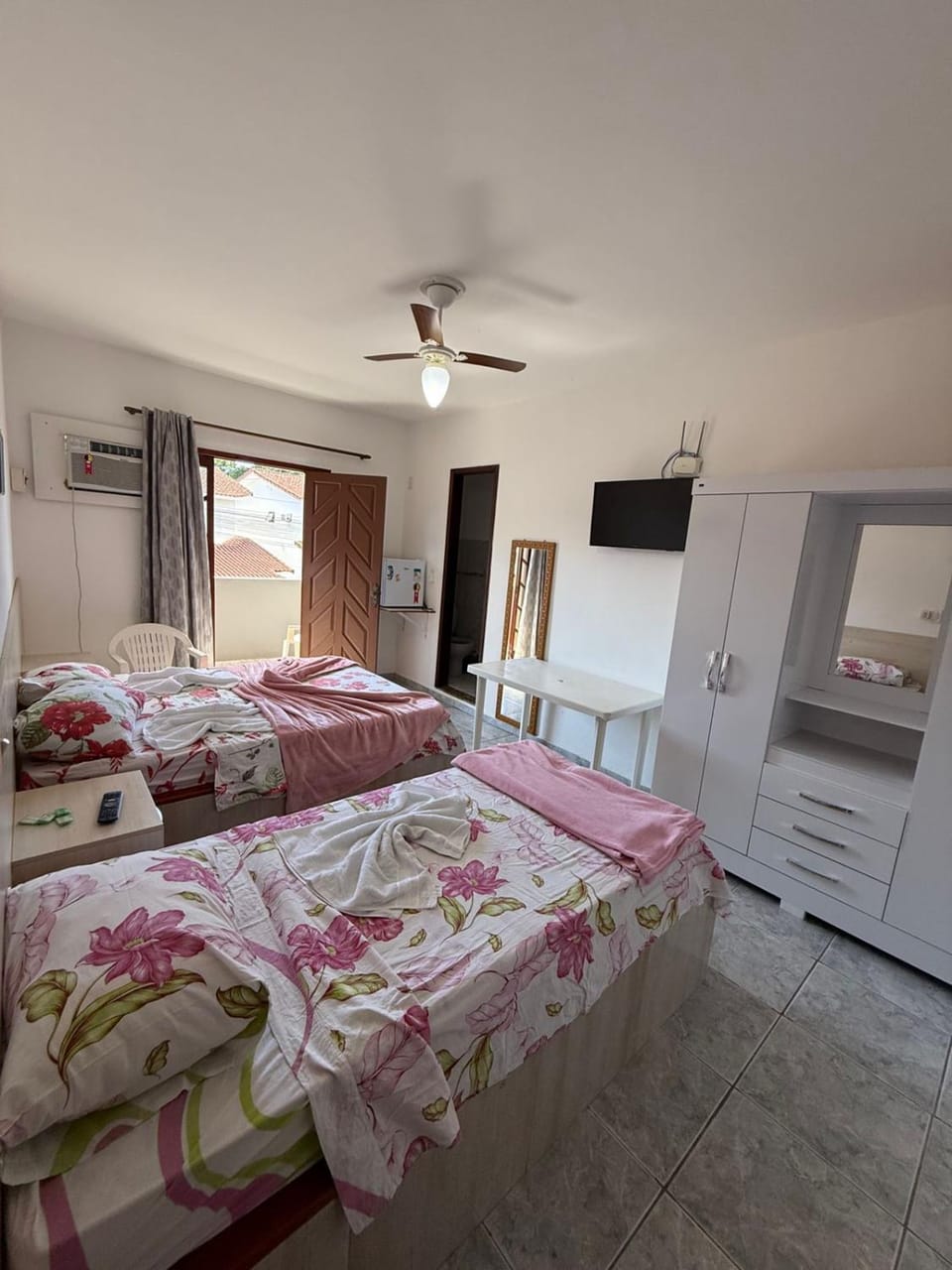 Bed, TV and multimedia, Photo of the whole room, Bedroom, wardrobe