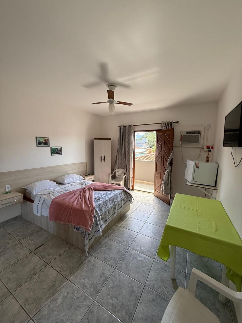 Bed, TV and multimedia, Photo of the whole room, Bedroom, air conditioner