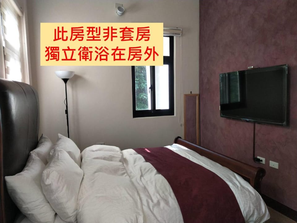 Bed, TV and multimedia, Bedroom