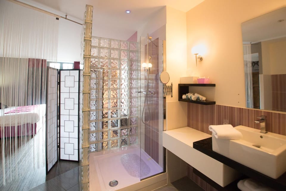 Shower, Bathroom, Other, Decorative detail