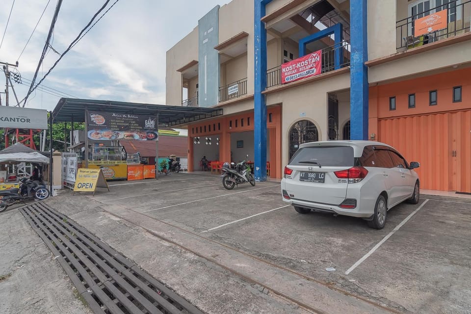 Facade/entrance, Neighbourhood