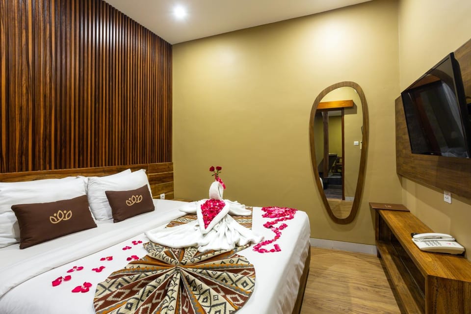 Bed, TV and multimedia, Photo of the whole room, Bedroom, towels