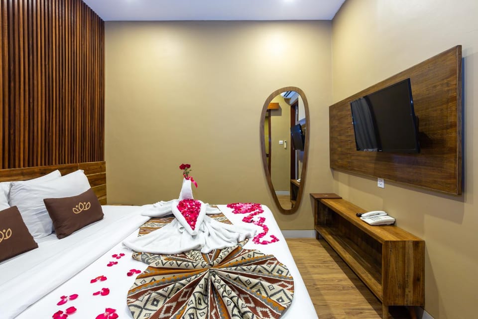 Bed, Photo of the whole room, Decorative detail, Bedroom, towels, wardrobe