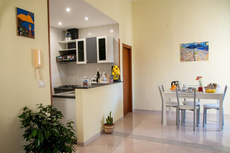 Kitchen or kitchenette, Dining area, minibar, oven, stove