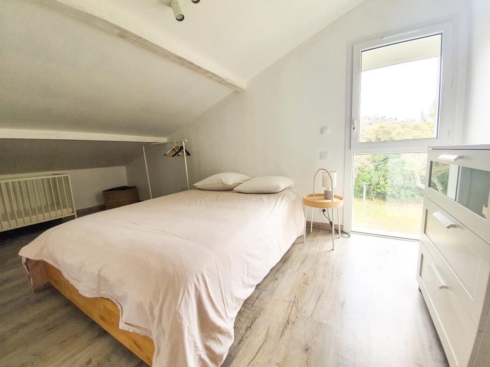 Bed, Photo of the whole room, Bedroom