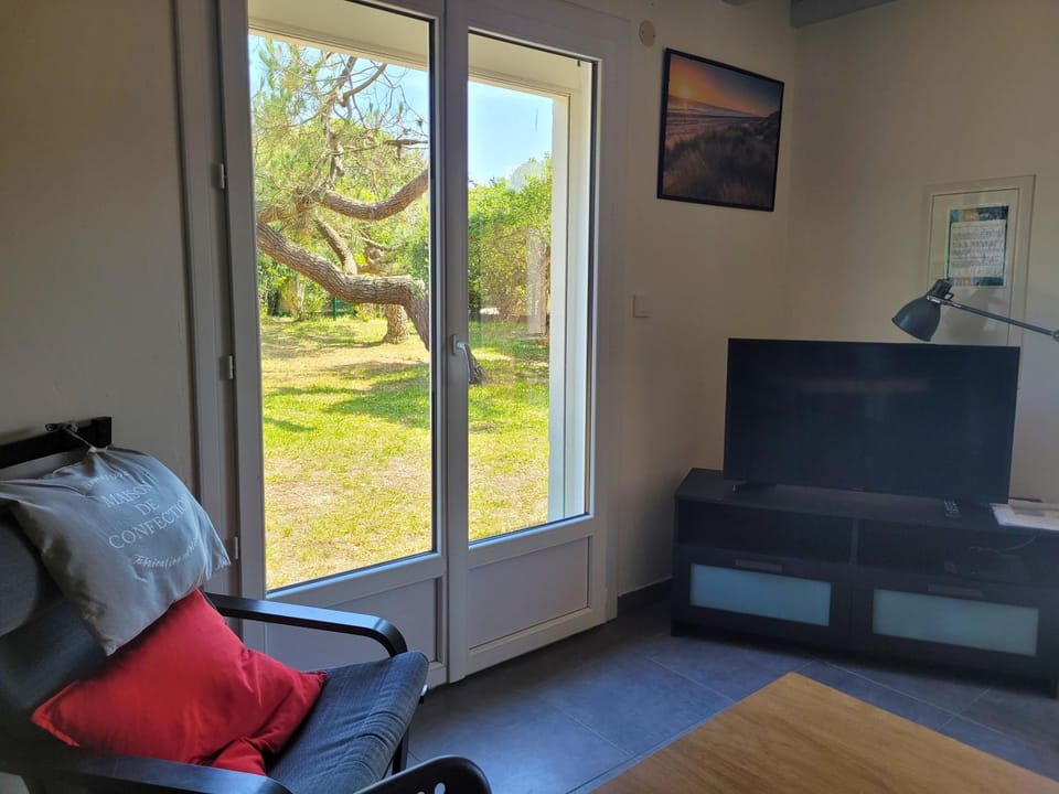 TV and multimedia, Living room, Garden view