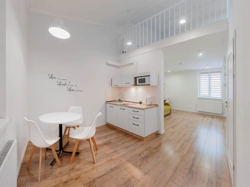 Kitchen or kitchenette, Dining area