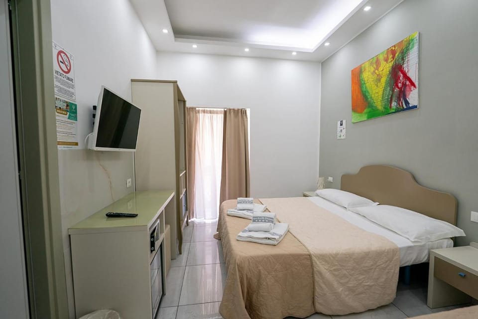 Bed, TV and multimedia, Photo of the whole room, Bedroom, towels