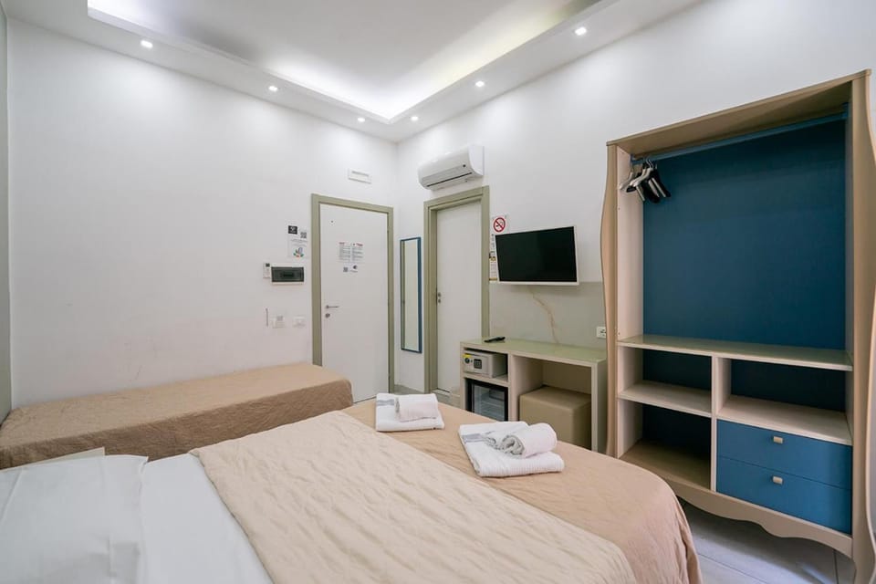 Bed, TV and multimedia, Photo of the whole room, Bedroom, wardrobe, air conditioner