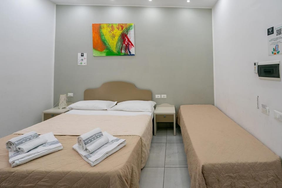 Bed, TV and multimedia, Photo of the whole room, Bedroom, towels