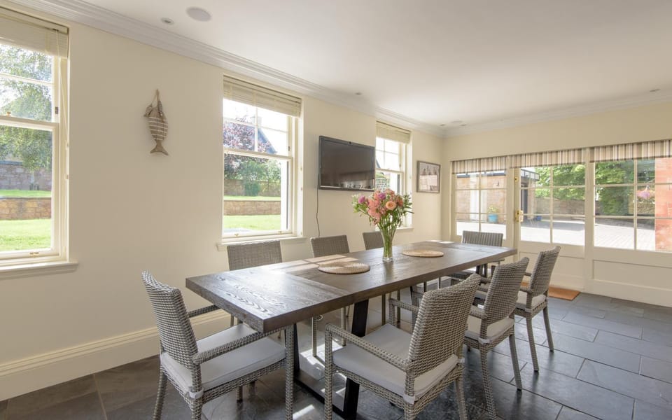 Kitchen or kitchenette, Decorative detail, Dining area