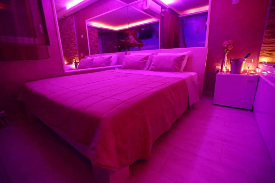 Hot Tub, TV and multimedia, Living room, Spa and wellness centre/facilities, Photo of the whole room, Decorative detail, Seating area, Evening entertainment, Bedroom, Drinks