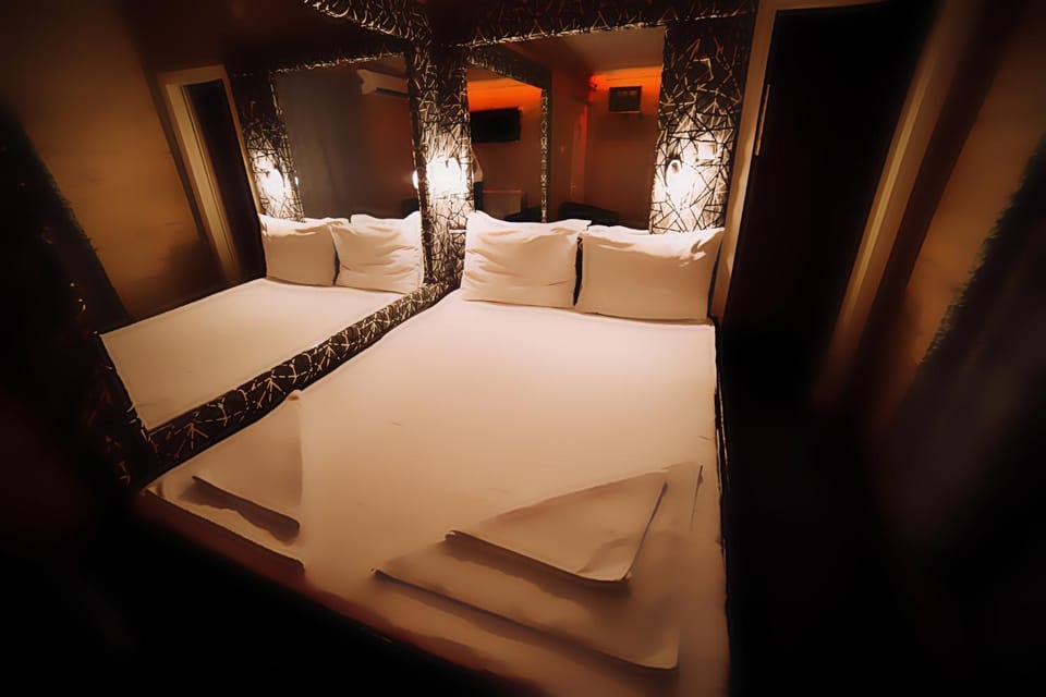 Shower, Toilet, Bathroom, TV and multimedia, Seating area, Bedroom