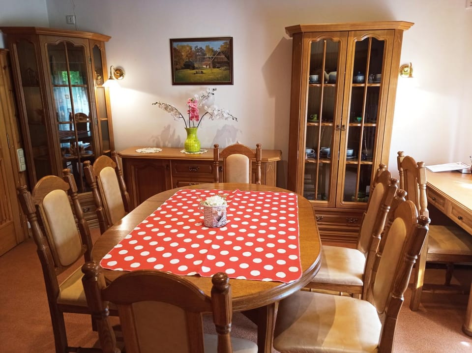 Living room, Seating area, Dining area