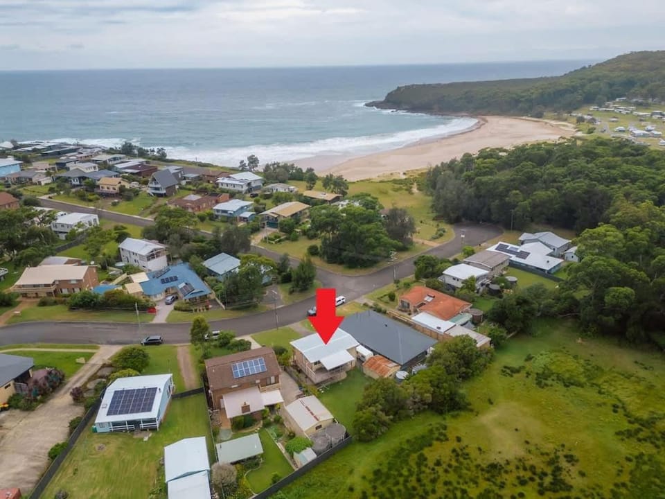 Summer Beach House - seconds to beach & cafe House in New South Wales