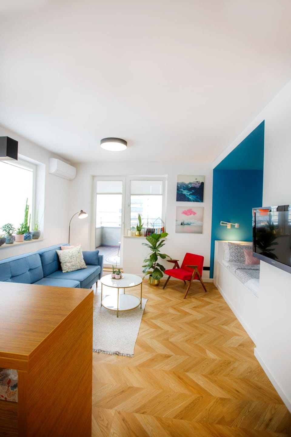 Bed, TV and multimedia, Living room, Photo of the whole room, Seating area, Bedroom