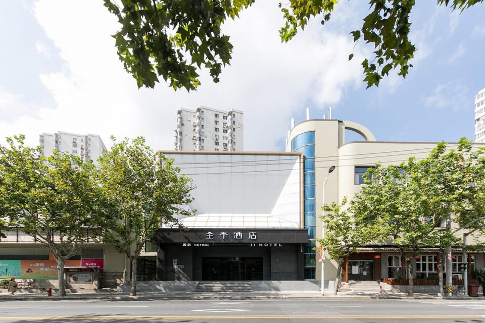 Property building, Location