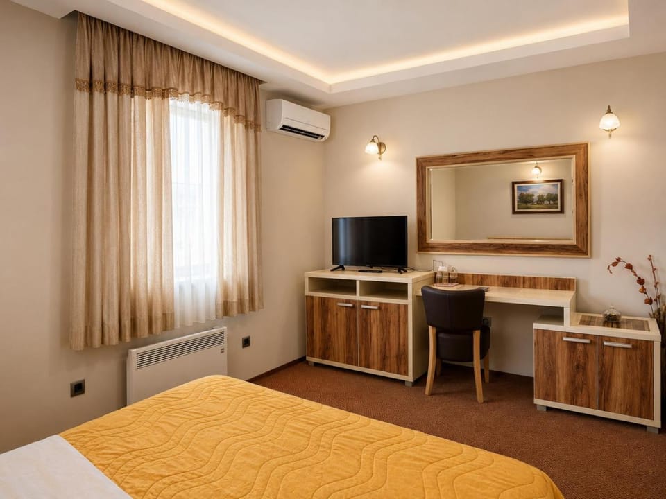 Bed, TV and multimedia, Photo of the whole room, Bedroom