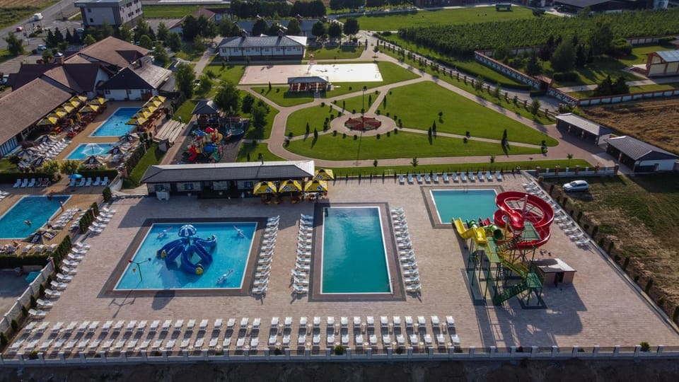 Restaurant/places to eat, Bird's eye view, Pool view, Swimming pool