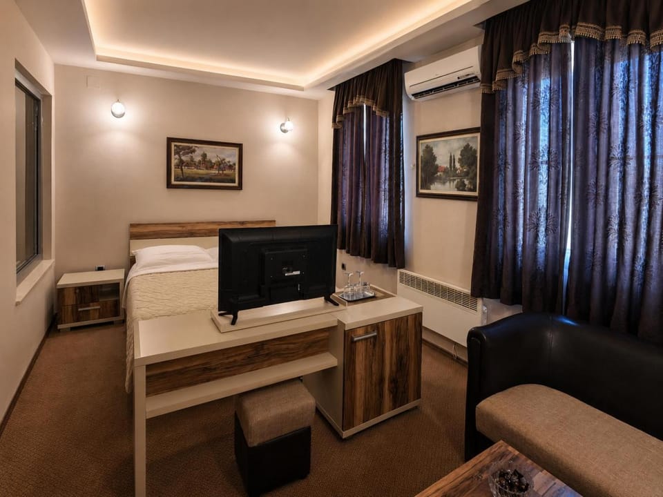 Bed, Photo of the whole room, Seating area, Bedroom