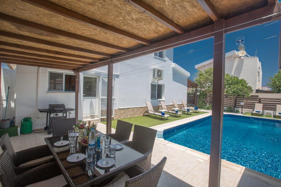 Garden, Seating area, Swimming pool