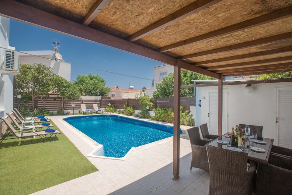 Garden, Seating area, Swimming pool