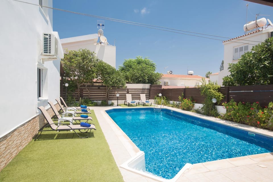 Garden, Seating area, Swimming pool