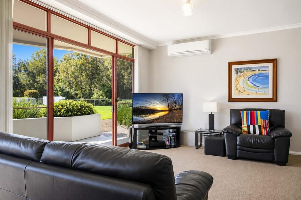Fathoms 2 - 2BR beach resort apartment House in Mollymook