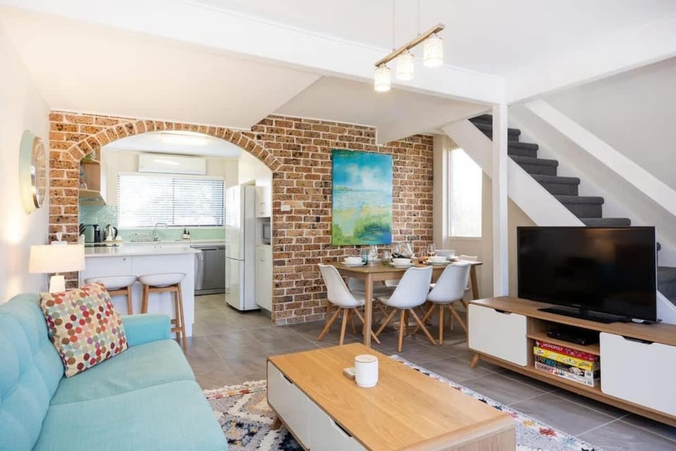 Ocean Cove - cosy retreat steps from beach & cafes House in Mollymook