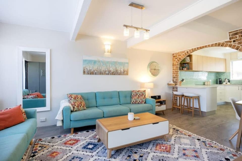 Ocean Cove - cosy retreat steps from beach & cafes House in Mollymook