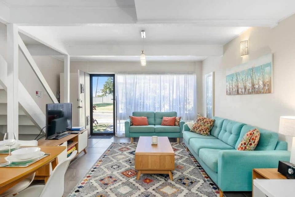 Ocean Cove - cosy retreat steps from beach & cafes House in Mollymook