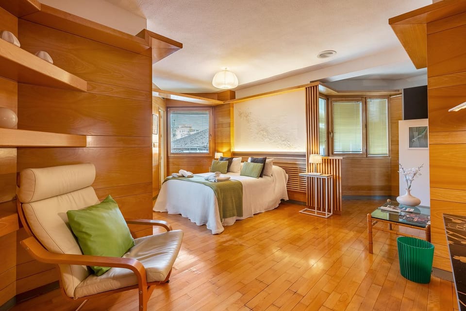 Bed, TV and multimedia, Photo of the whole room, Seating area, Bedroom, wardrobe