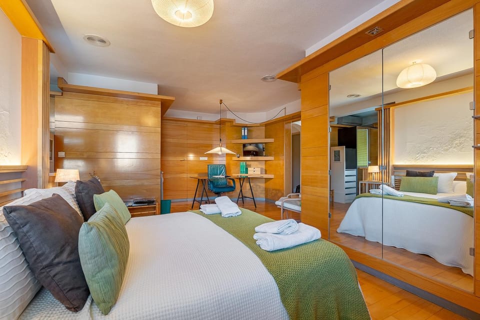 Bed, TV and multimedia, Photo of the whole room, Seating area, Bedroom, towels, wardrobe