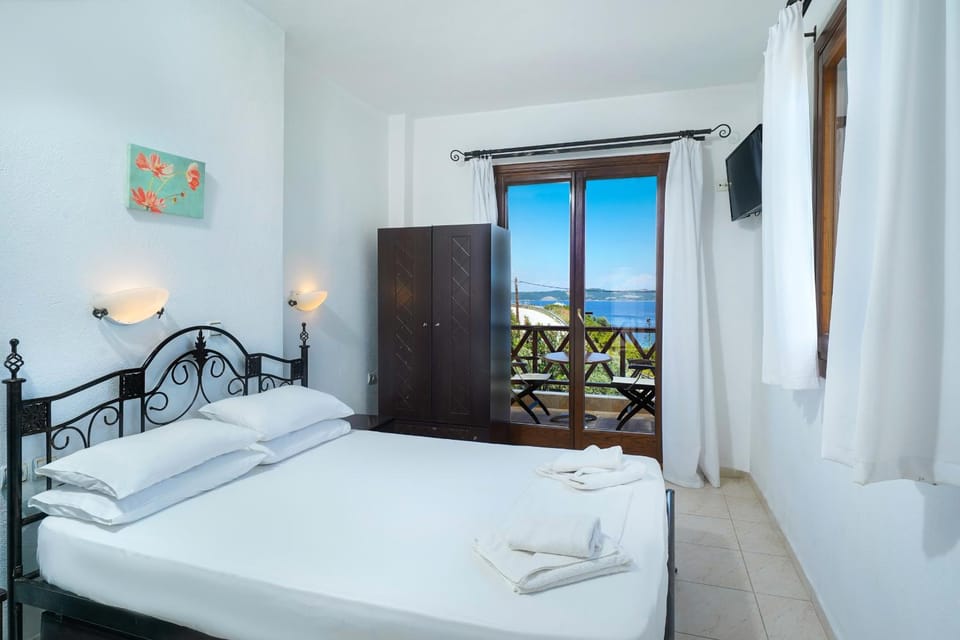 Photo of the whole room, Sea view