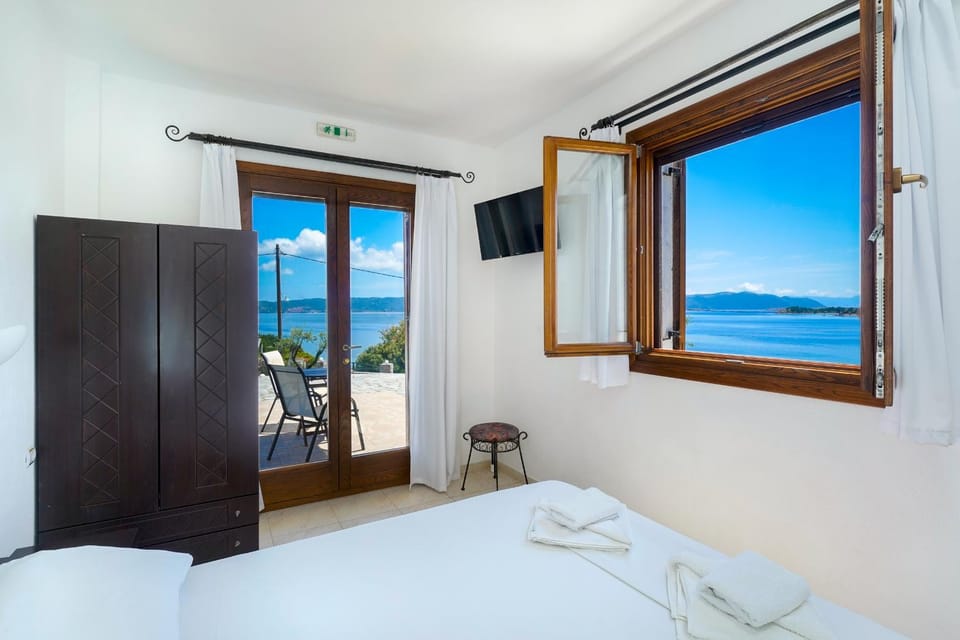 Photo of the whole room, Sea view