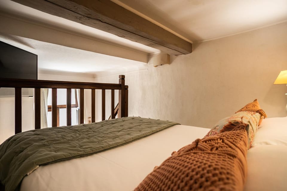 Bed, TV and multimedia, Photo of the whole room, Bedroom