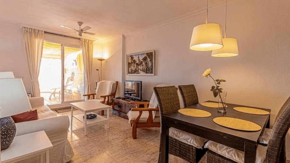 797 HOLIDAY RENTALS - Piso para 4 con amplia terraza al jardin y al mar Apartment in Benalmadena