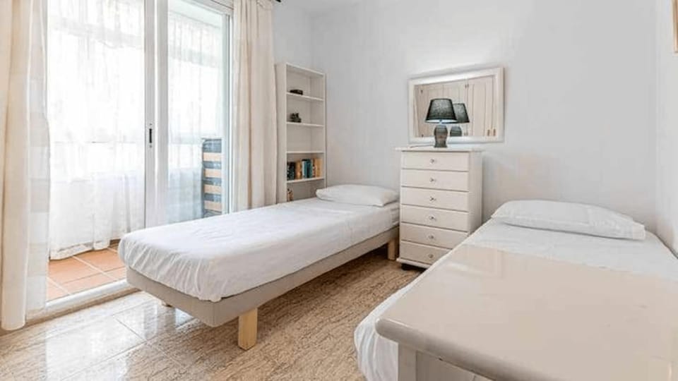 797 HOLIDAY RENTALS - Piso para 4 con amplia terraza al jardin y al mar Apartment in Benalmadena