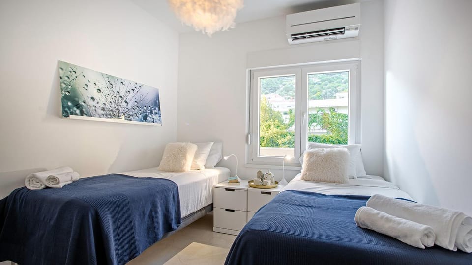 Bedroom, Mountain view