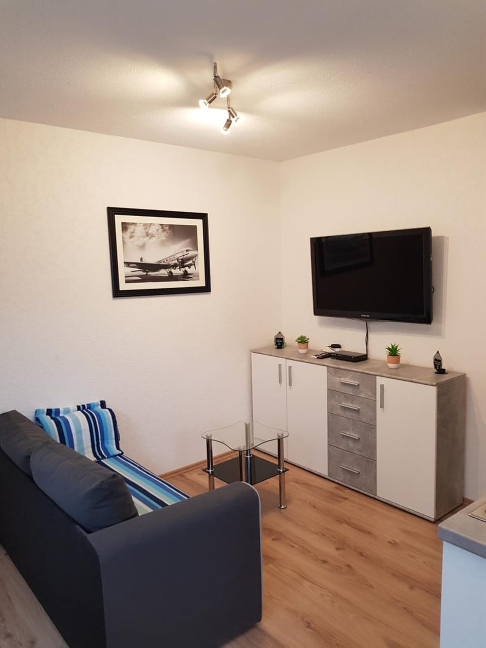TV and multimedia, Living room, Seating area, Evening entertainment