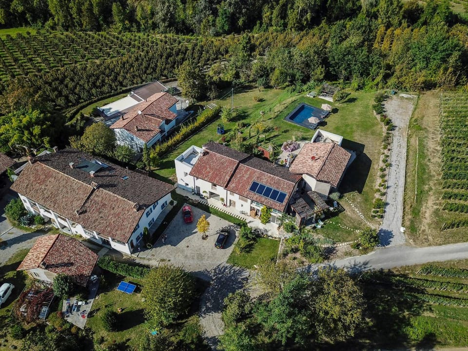 ROSTAGNI1834: VILLA WITH 2 APTS AND POOL IN THE BAROLO REGION Apartment in Liguria